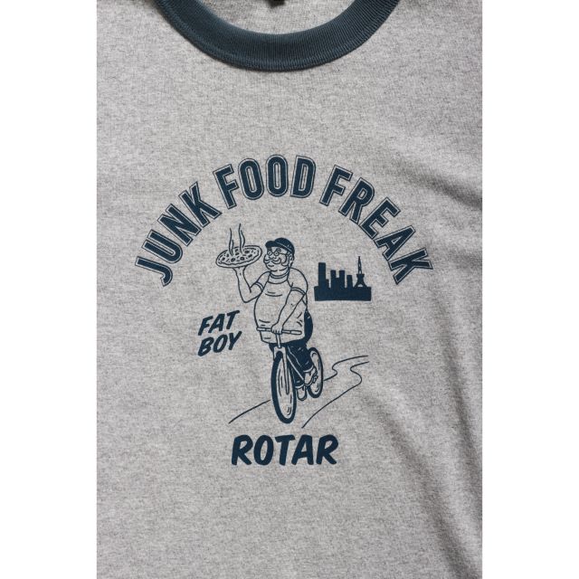 JFFグラフィックをレトロなリンガーTeeにのせた一枚。
5.6 oz で耐久性も申し分なし。

#junkfoodfreak 🍕🚲🧢

#rotar #直営店anchor