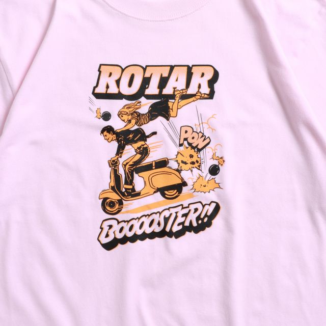 スクーターでタンデムする男女の様子を描いたグラフィックのTシャツ。

#rotar
