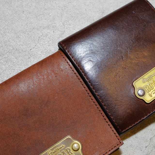 Work plate slim wallet｜経年変化サンプル
左：使用約2年／右：新品

イタリア・ビルジリオ社の植物タンニン鞣し牛革「MARGOT（マルゴー）」を使ったスリムウォレット。
2年使用したサンプル（左）は、表面の毛羽が落ち着き、しっとりとしたツヤと深みのある色味に変化しています。
使うほどに手に馴染み、クセが刻まれていくのがレザーの魅力です。

タンナー：Virgilio Conceria Artigiana（イタリア）
鞣し：植物タンニン鞣し
素材：牛ステア（ショルダー部位）

「自分だけの表情に育つ革」、その経過もぜひお楽しみください。

#leatheraging #経年変化 #エイジング #レザークラフト #スリムウォレット #ROTAR #マルゴー