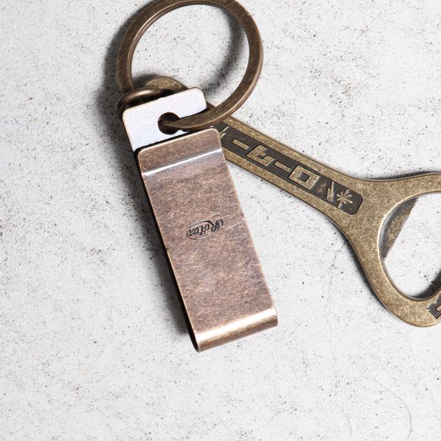 [再入荷]
Money Clip Keyholder

真鍮のクラシックな風合いが魅力のマネークリップ。ナチョバイク刻印がアクセント。キーリング穴付きで財布不要な日にも活躍。

#rotar #moneyclip #keyholder