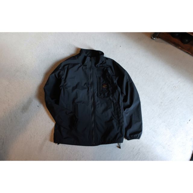 ・Nylon Windbreaker

迷った日は、この一枚。
軽いのに、頼れる。撥水×防風にメッシュ裏地を備えたウインドブレーカー。

#rotar #ローター  #直営店anchor

#ナイロンジャケット #機能素材 #天候対応 #レイン対応 #通気性 #ムレにくい #ライトアウター #タウンユース #アウトドアミックス  #大人カジュアル #カジュアルコーデ  #着回し #迷った日はこの一枚 #頼れる一枚