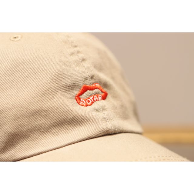 Lip logo Washed Cotton cap

立体的な唇刺繡がさり気ないアクセント。
洗いのかかったコットンは最初からヴィンテージライクに馴染む。ローキャップより深めのシルエットでホールド感もしっかりしています。

#rotar #直営店anchor #ローター

#帽子 #コットンキャップ #浅すぎない #クラウン高め #こなれ感  #大人カジュアル #カジュアルコーデ #ストリートカジュアル #ミニマル #毎日コーデ #合わせやすい #ベーシック #アクセント小物 #ワードローブ #使えるアイテム #ニュアンスカラー（色名に差し替えOK） #今日の服 #着回し #抜け感 #リップモチーフ #シンプルデザイン #ユニセックスコーデ #定番