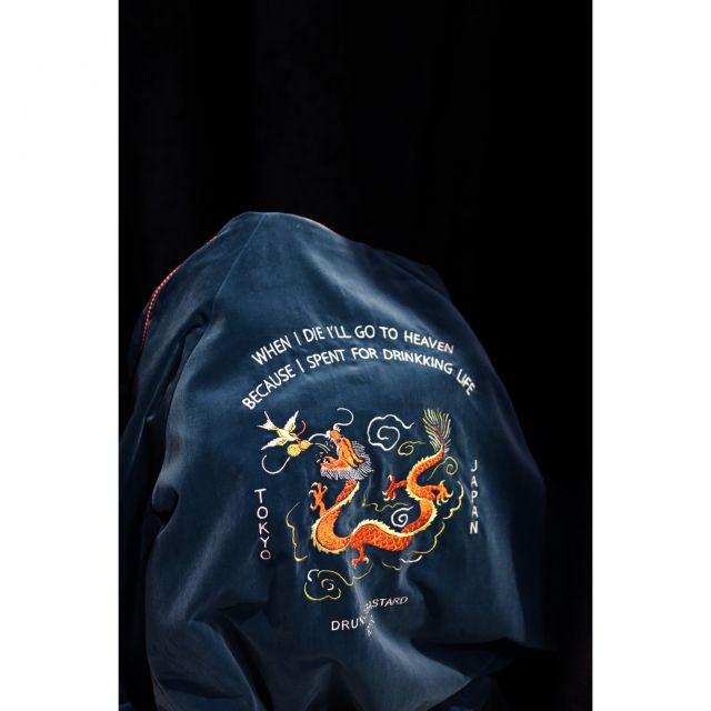 “飲んだくれた人生だから、死ねば天国へ行けるだろう。”
ツバメが酒を運び、龍が酔いどれて飛ぶ──そんな物語を総刺繍で落とし込んだ別珍の一着。

👨🏻‍🎨 @highjumperjp 

#rotar #直営店anchor

#souvenirjacket #velvetsukajan #embroidery #dragon #drunkenbastard #madeinjapan