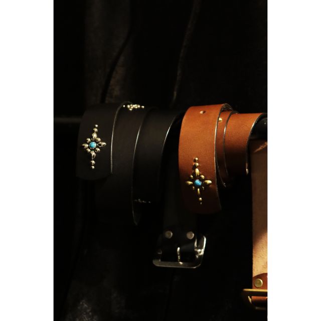 ブッテーロ×スタッズ。ROTARのスパーク配列に、センターはターコイズ。
国内職人の手仕事で、使うほど艶と表情が増す一本。

#ROTAR #ローター
 

#ブッテーロ #ブッテーロレザー #スタッズベルト #ターコイズ #レザーベルト #経年変化 #エイジング #ハンドメイド #メンズファッション #アメカジ #ワークスタイル #大人カジュアル #日本製  #leatherbelt #buttero  #ブッテーロ #ブッテーロレザー #スタッズベルト #ターコイズ #経年変化 #エイジング #ハンドメイド #メンズファッション #アメカジ #ワークスタイル #日本製 #madeinjapan #leatherbelt