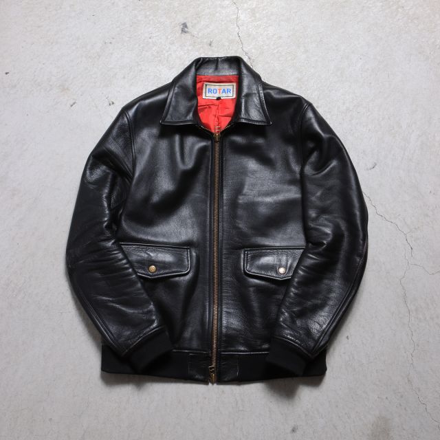 Neo A-2 Horsehide

約6年ほど着用したホースハイドブルゾン。
着用を重ねることで全体にシボ感が生まれ、革は新品時とは比べものにならないほどしなやかに変化しています。
表面には“茶芯”特有の色艶が表れており、時間をかけて育ったレザーならではの深みと存在感を感じさせます。
ホースハイドの経年変化を存分に楽しめる一例です。

#rotar #Horsehide  #a2leatherjacket