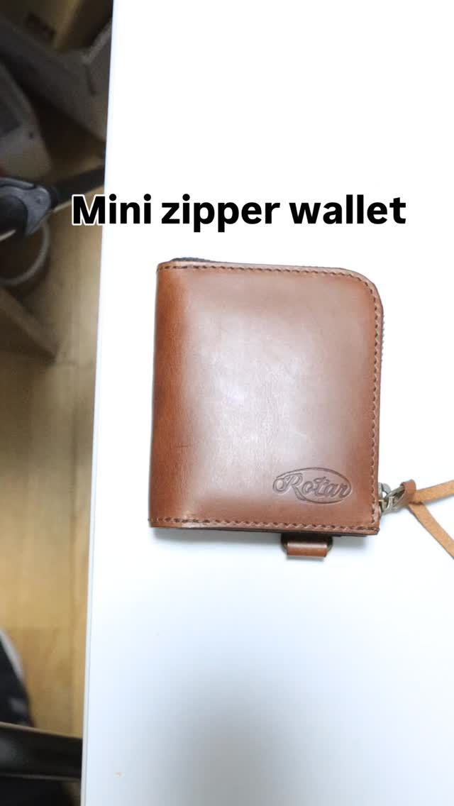 手のひらサイズの超コンパクトウォレットです。

ITEM : Mini Zipper  wallet
NO : rt2249008
Price:¥18,700-

⚓️ Anchor
お問合せ先：03-6804-1659
営業時間：14:00〜19:00
定休日：水曜日

#rotar #財布 #ローター #よろしくどうぞ #経年変化