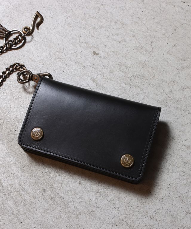 武骨で無駄のない佇まいトラッカーズウォレット。
やや太めなステッチワーク。少なめの仕切りながら収納しやすい構造です。

#rotar #財布