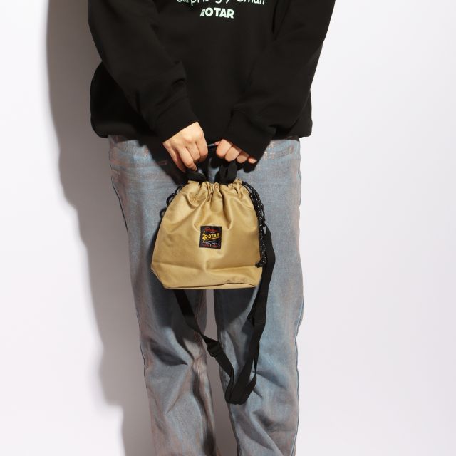 Work Sholder Mini Bag に新色登場。

■新色
ベージュ/ネイビー

財布とスマホだけで出かけたい日にちょうどいいサイズ感です。

#rotar #minibag