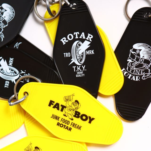 ・Motel Key Holder
 ¥2,200 (tax in)
 Black / Yellow

1960〜80年代、アメリカのモーテルで使われていたチープなプレート型キーホルダーがモチーフ。
今でも様々なカルチャーシーンで使われている定番デザインです。

#rotar #直営店anchor